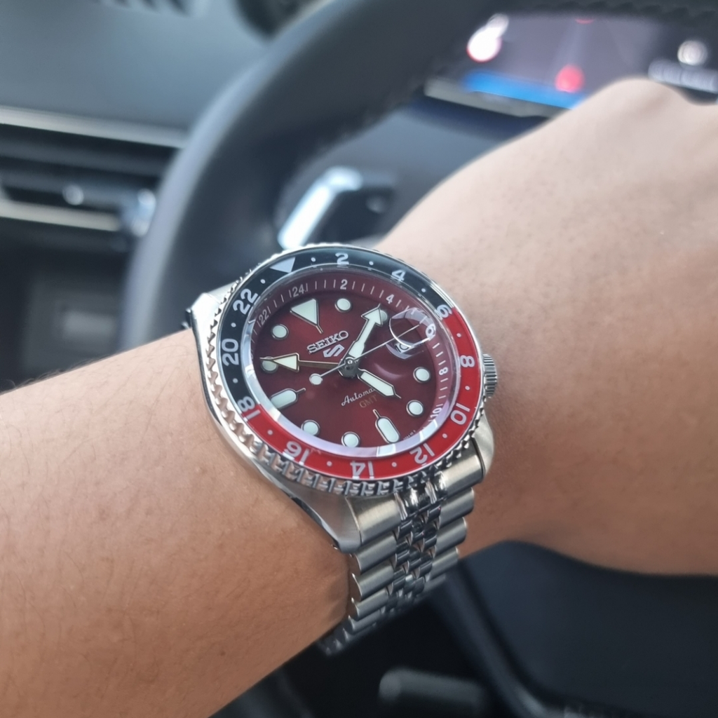 Montre Seiko 5 Sports Thong Sia Édition Limitée Avec Cadran Rouge Et Bracelet En Acier Argenté Pour Homme - SSK031K1